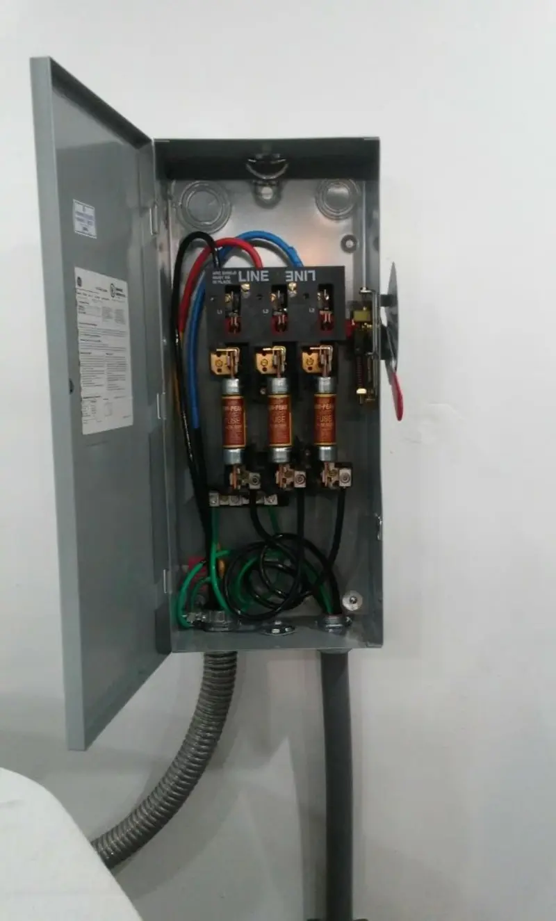 Three-phase disconnect switch installed for Smoke Detector Installation in Harrington